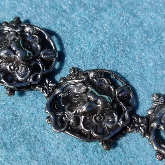 Antique victorian repousse flower bracelet - Picture 4 of 14